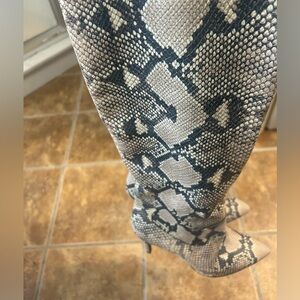 Vince Camuto Kervana Boots Size 7.5 New $249
New withhout box . NEVER BEEN WORN